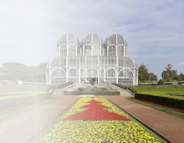 Pessoa usando notebook na cama